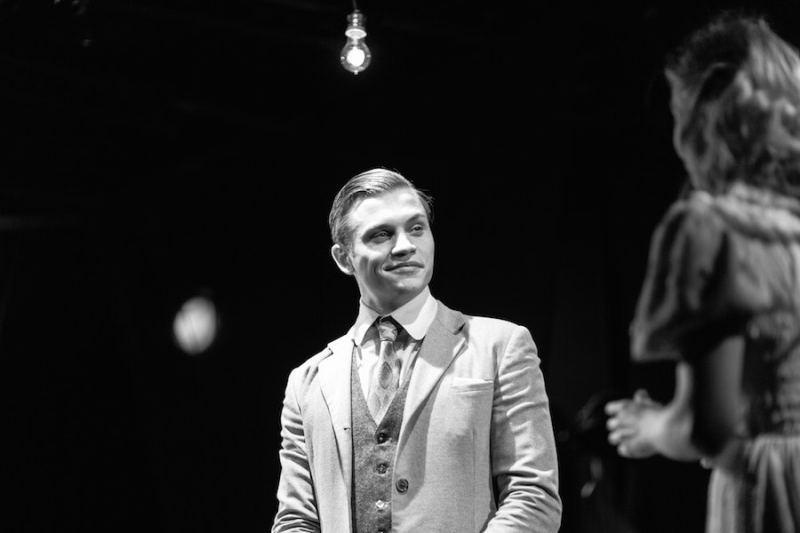 File:Vaidla, Risto (Jim O’Connor – Risto Vaidla. Williamsi „Klaasist loomaaed” (VAT Teater, 2015), foto Siim Vahur, allikas VAT Teater).jpg